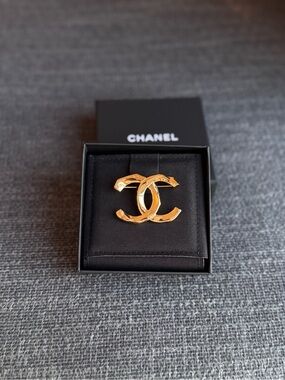 CHANEL Gold-Tone Interlocking CC Brooch